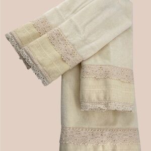 Vintage Avanti Lace Trimmed Bath & Hand Towel Set New